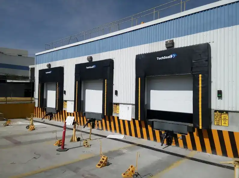 Fondo industrial de sellos para andén en operación logística